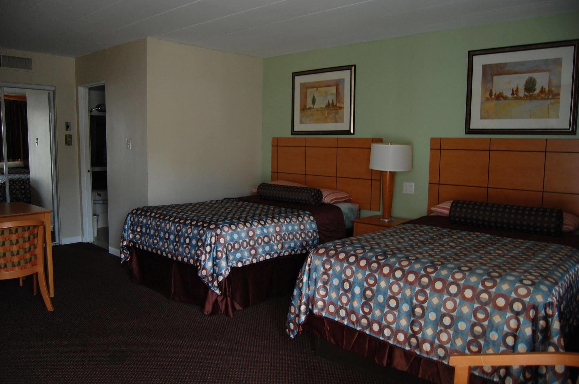 Colony Motel Brookfield Bagian luar foto