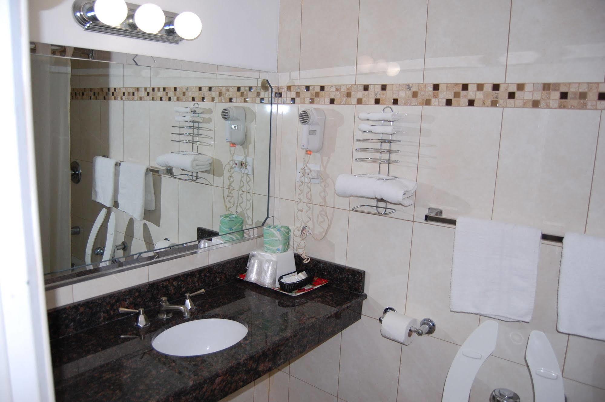 Colony Motel Brookfield Bagian luar foto
